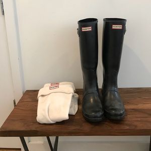 Hunter Women’s Navy Rainboots & Socks - Sz 8